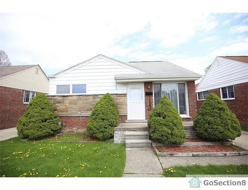 22786 Saxony Ave photo 1