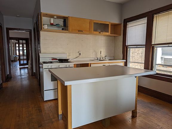3rd image of 4037 W Oakdale Ave #2