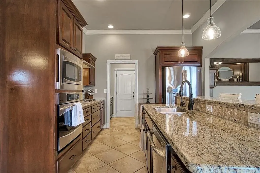 4 bed, 2.5 bath, 2181 sqft, $2,300 — Photo 4
