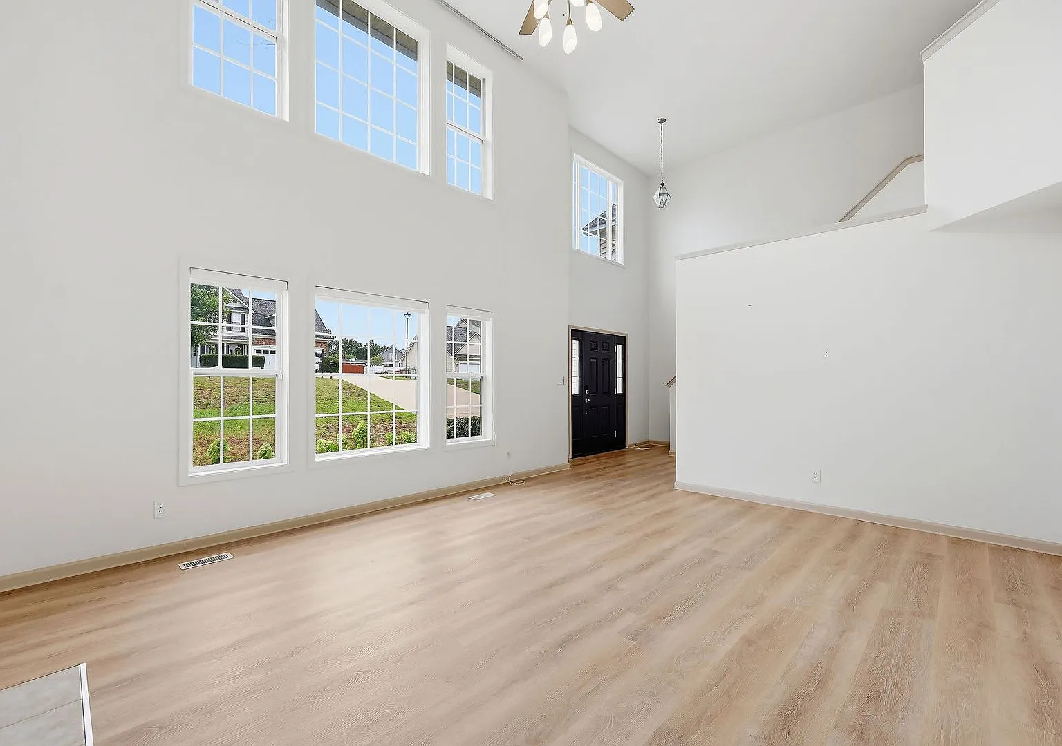 Rent Price Just Reduced. Primary Suite Located on the First Floor. — Photo 2
