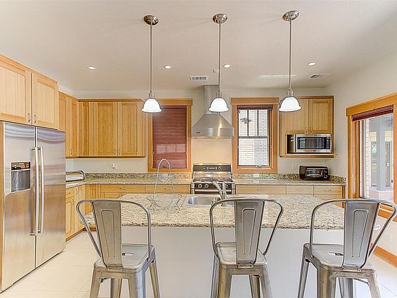 5th image of 2021 Dahlia St