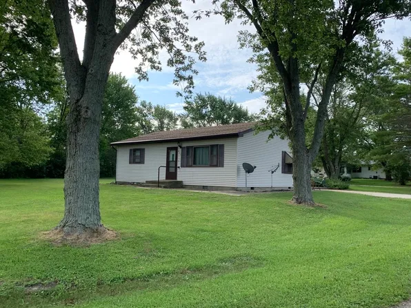 211 Hickory Dr, Roberts, IL 60962