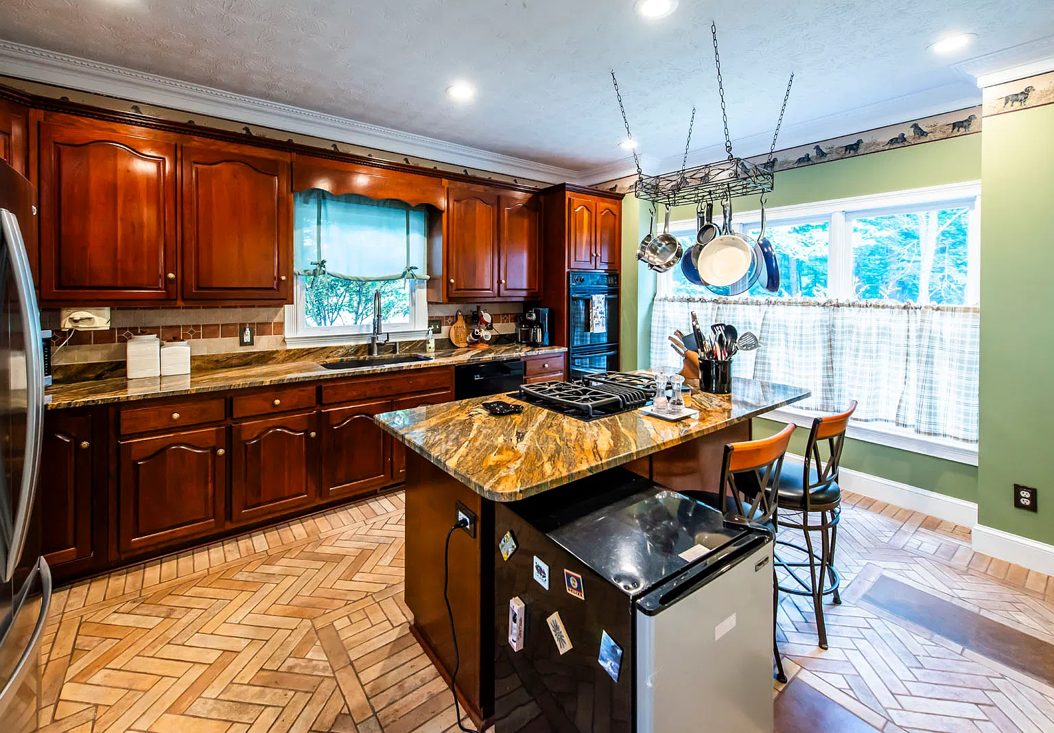 4 bed, 2395 sqft, $2,450 — Photo 4