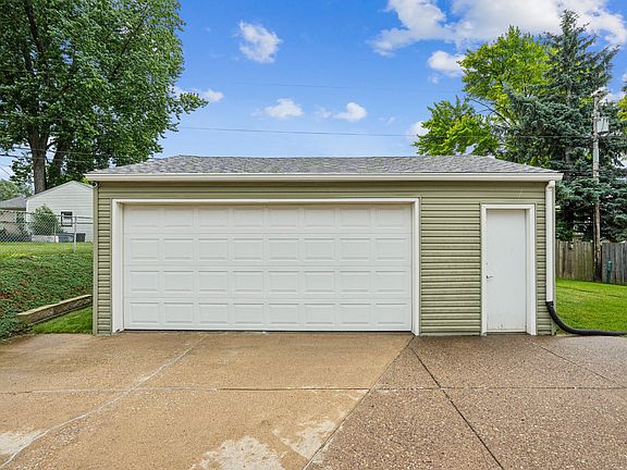 3rd image of 2833 Magnolia Dr