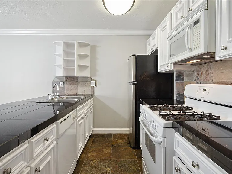 2418 Mimosa Dr. — Photo 2