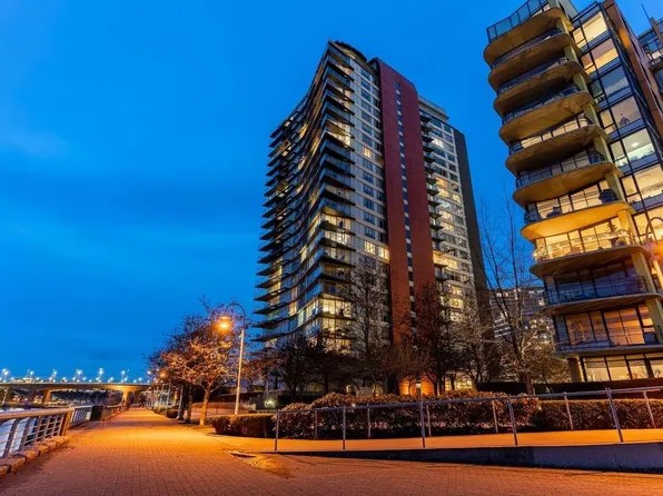 8 Smithe Mews #2705, Vancouver, BC V6B 0A5