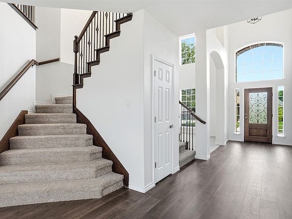 3rd image of 208 Wisteria Way