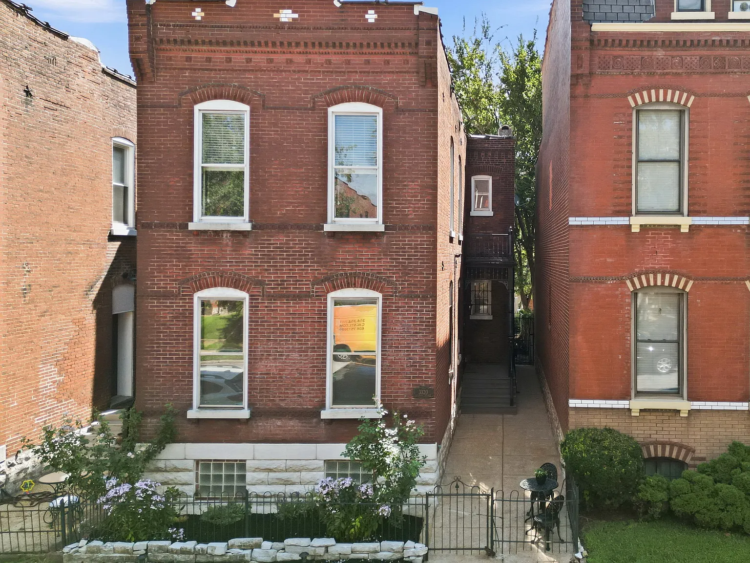 3 bed, 1870 sqft, $2,400 — Photo 2