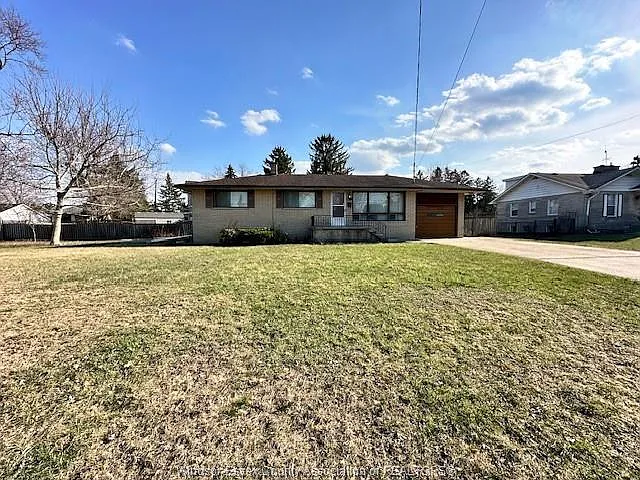 921 Kennedy Dr W — Photo 2