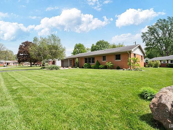 3rd image of 215 Holiday Ln