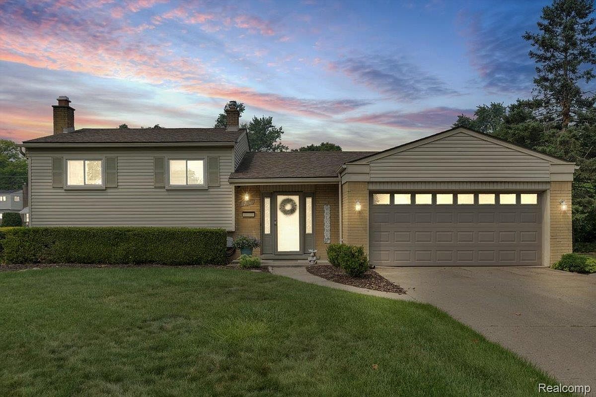 32769 Exeter Ct, Warren, MI 48092