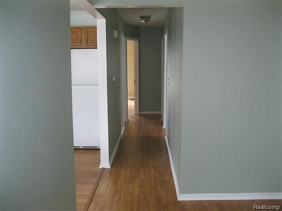 5th image of 21608 Elizabeth St