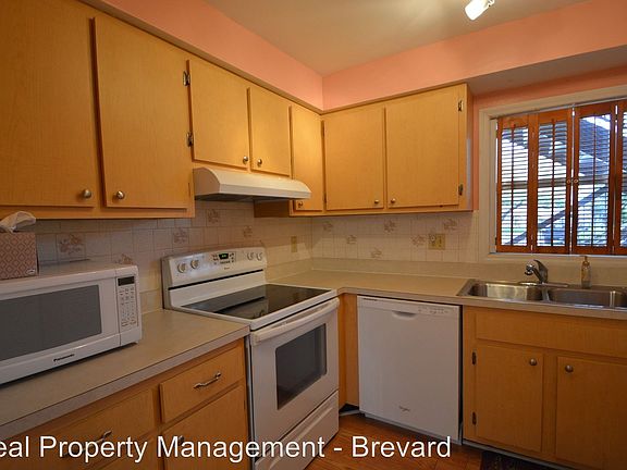 4th image of 2600 Bogey Ln APT A