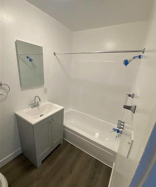 1st image of 825 E 108th St APT 10