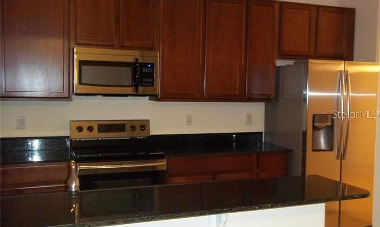 2nd image of 2454 Hamlet Cir