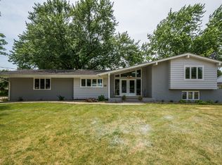 3000 Sherry Ln, Urbandale, IA 50322