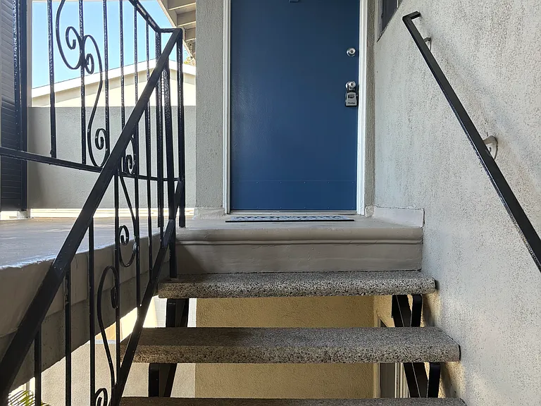 PARK ROYAL MANOR — Photo 9