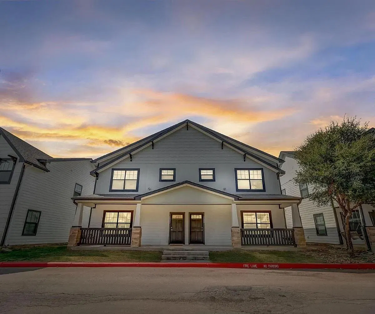 3 bed, 3.5 bath, 1700 sqft, $1,899 — Photo 1