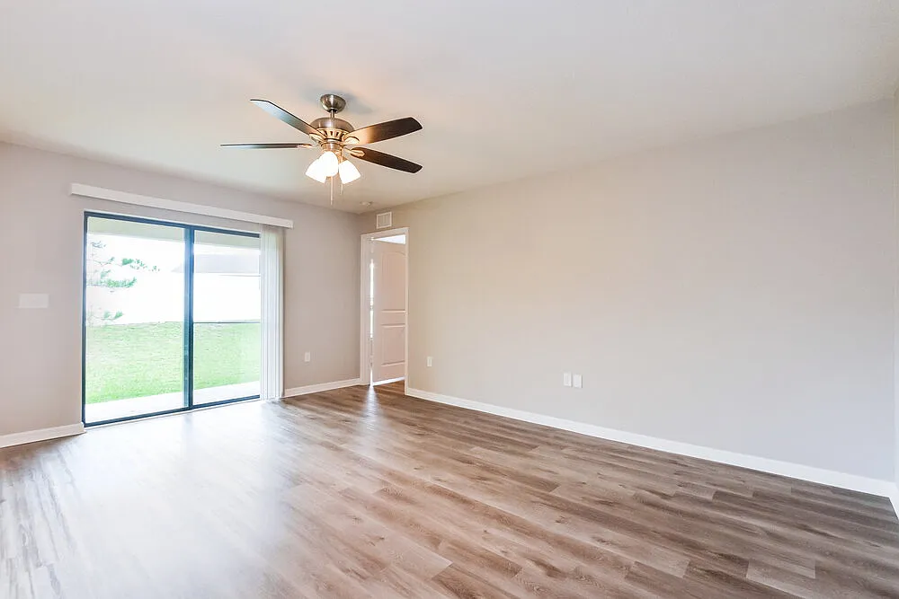 3 bed, 2.0 bath, 1362 sqft, $2,055 — Photo 3