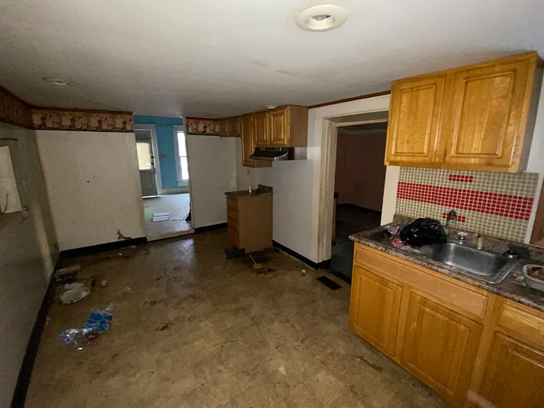 533 Higgins St — Photo 37