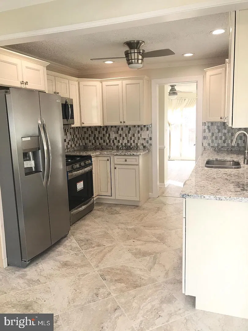 4 bed, 2.0 bath, 1992 sqft, $2,700 — Photo 4