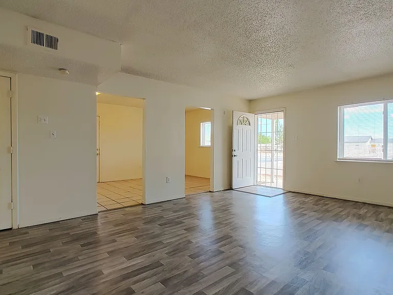 370 Atrisco Dr SW — Photo 3
