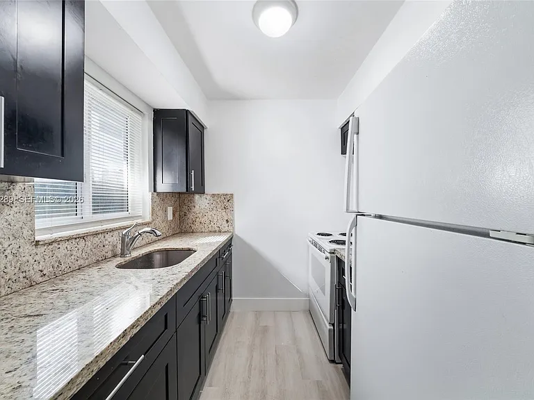 446 SW 4th Ave #2 — Photo 3
