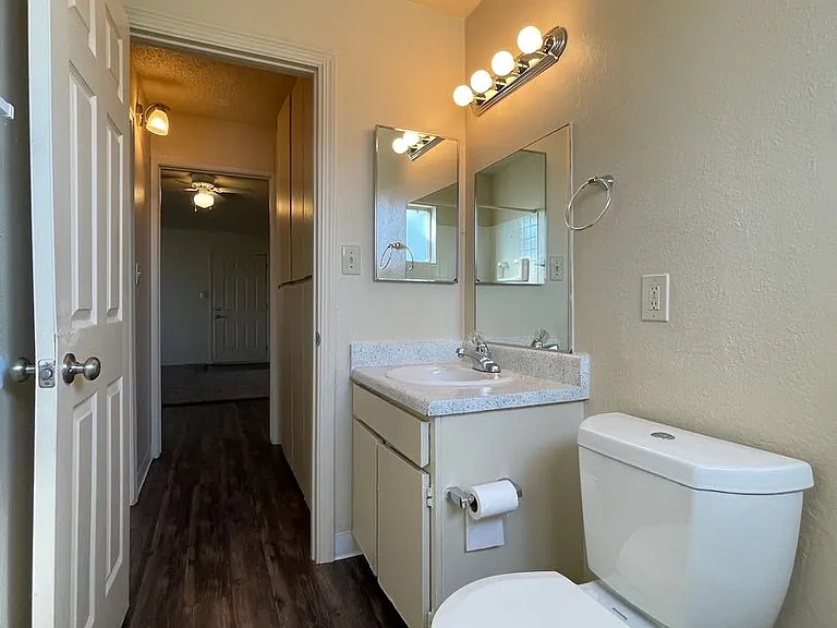 Sharis Apartments — Photo 33