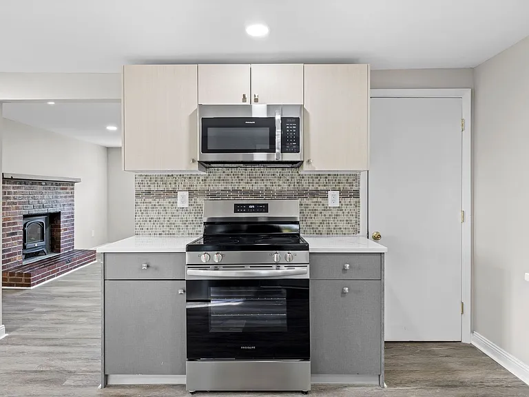20 E Monument Ave — Photo 6