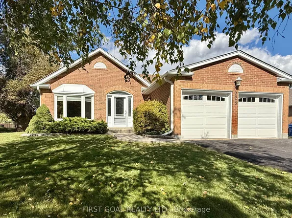 223 Crossland Gate, Newmarket, ON L3X 1B1