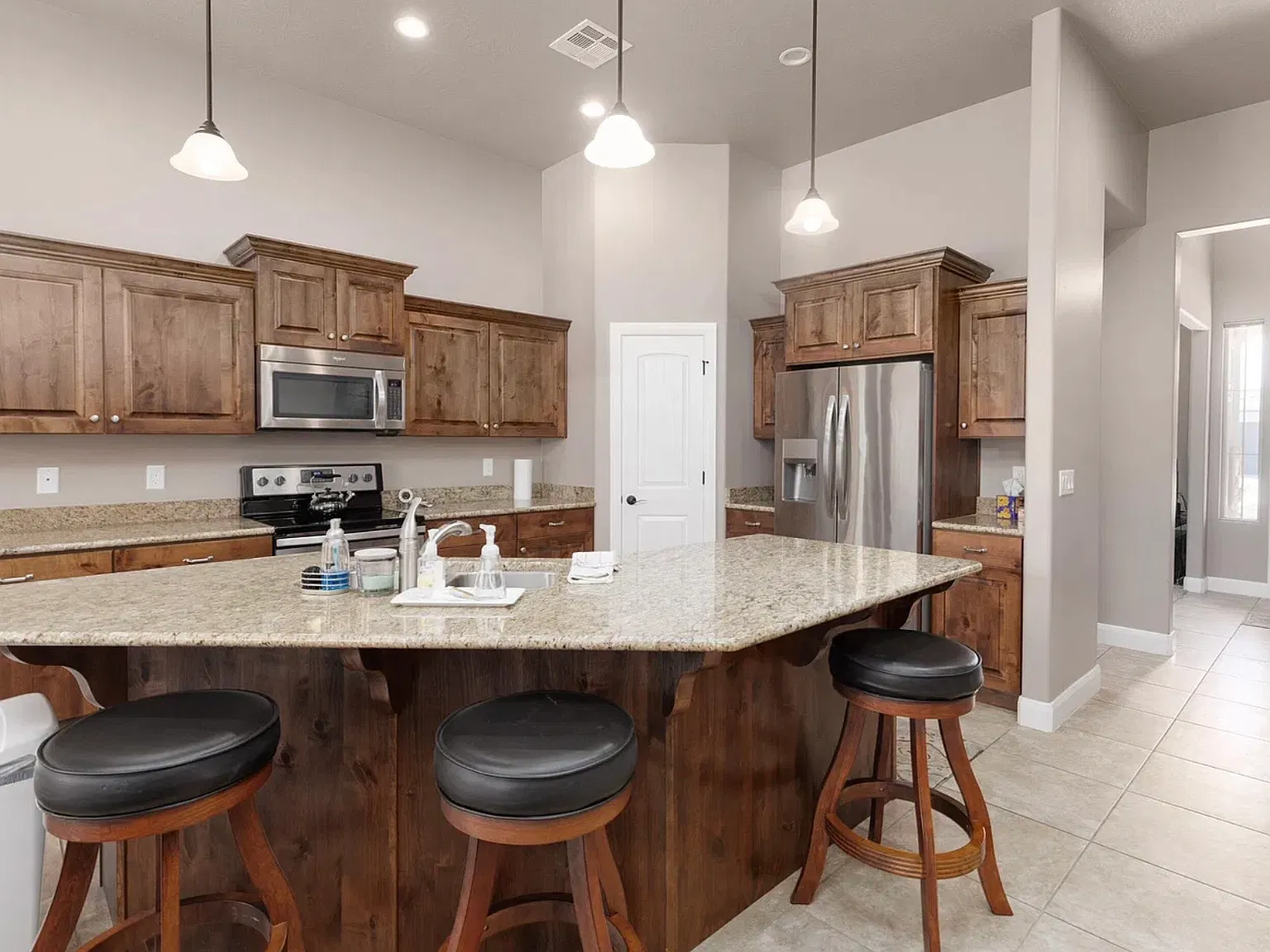 3 bed, 1838 sqft, $2,500 — Photo 2