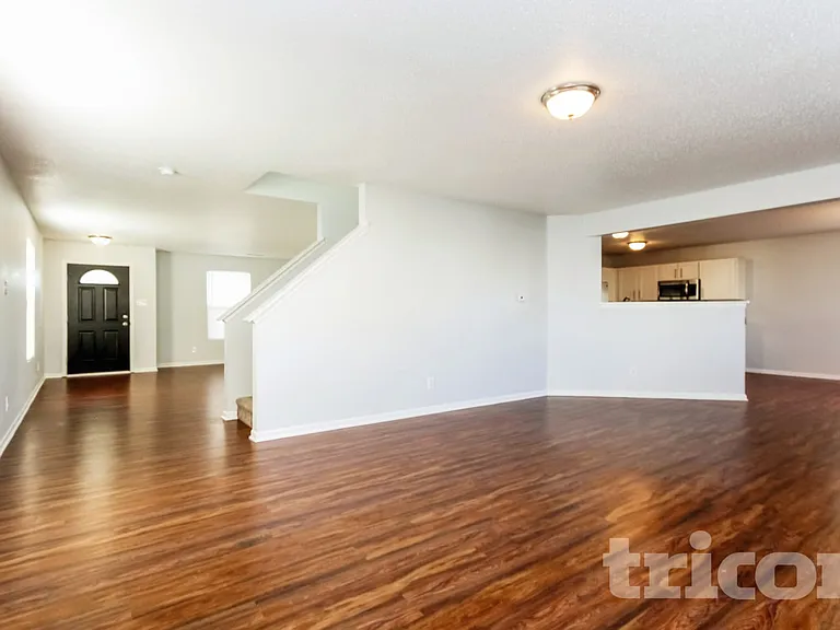 453 Bridgewater Dr — Photo 3