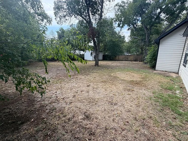 3 bed, 2.0 bath, 1600 sqft, $1,800 — Photo 2