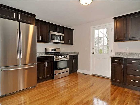 4th image of 44 Ferncrest Dr