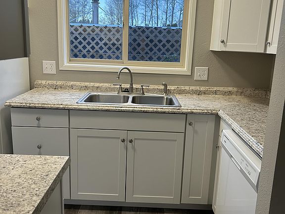 3rd image of 3437 Redwood Ave #10934338