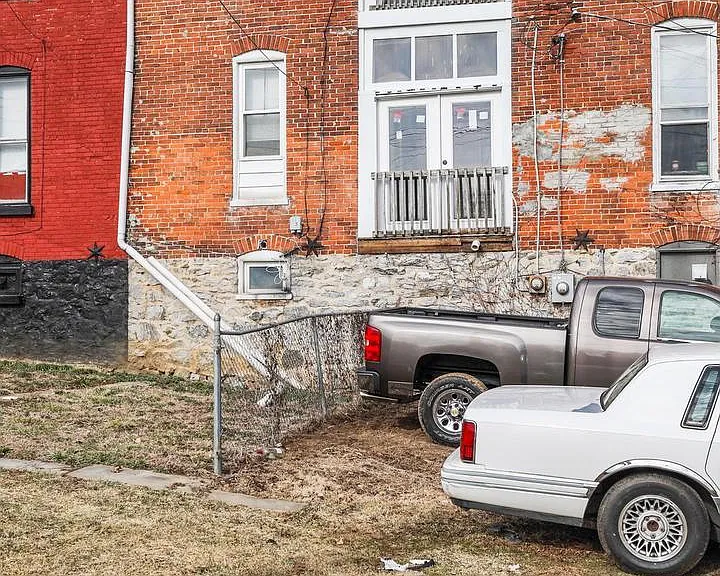 210 N Locust St — Photo 3