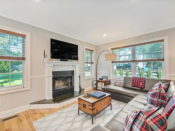 5th image of 4 Shinnecock Ave