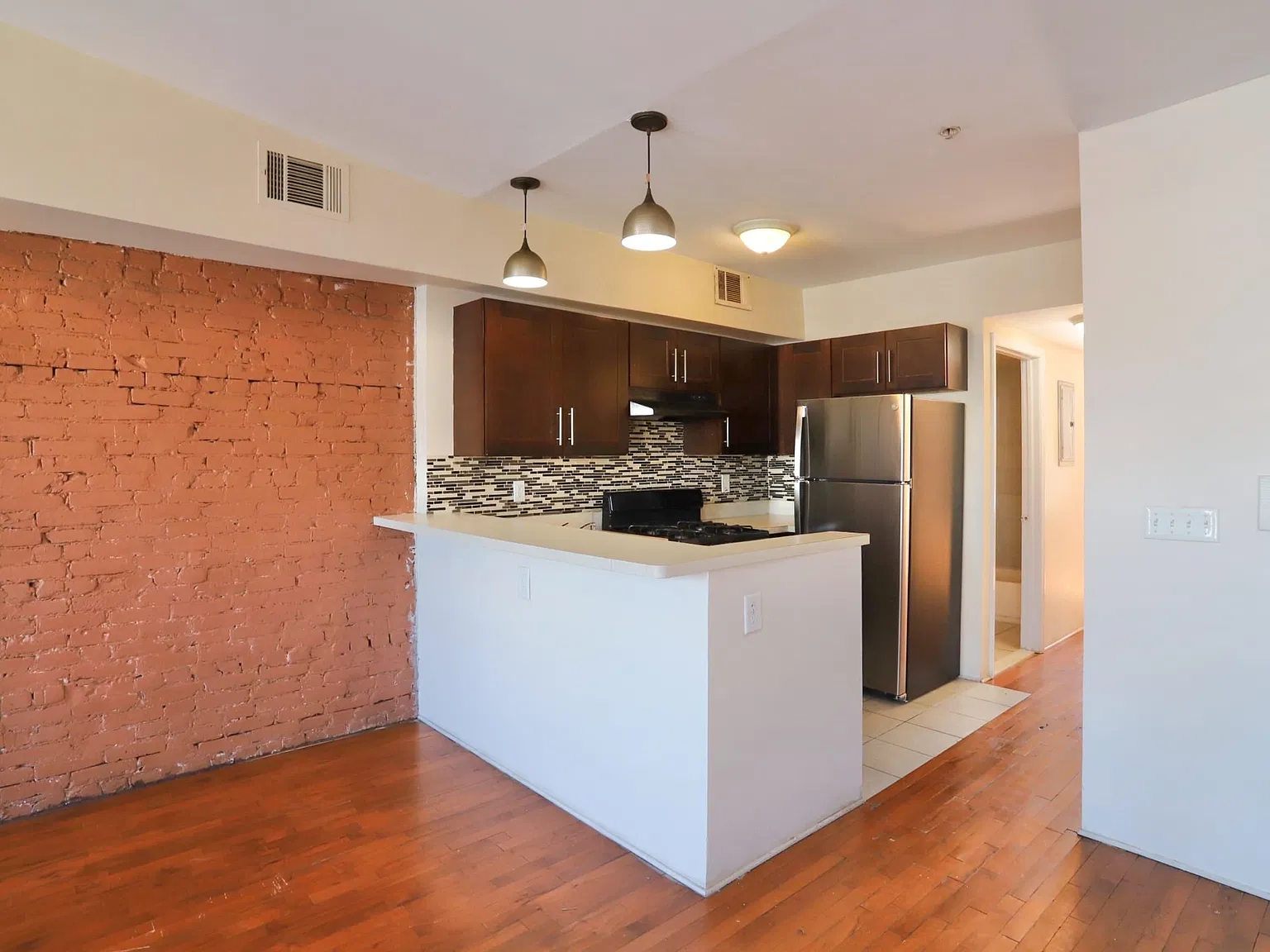 2 bed, 1.0 bath, 921 sqft, $2,350 — Photo 4