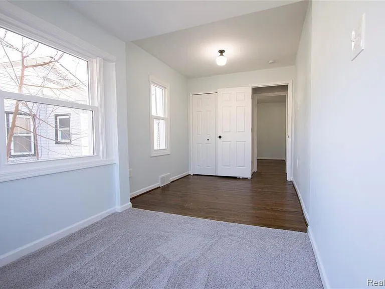 1308 E Milton Ave — Photo 12
