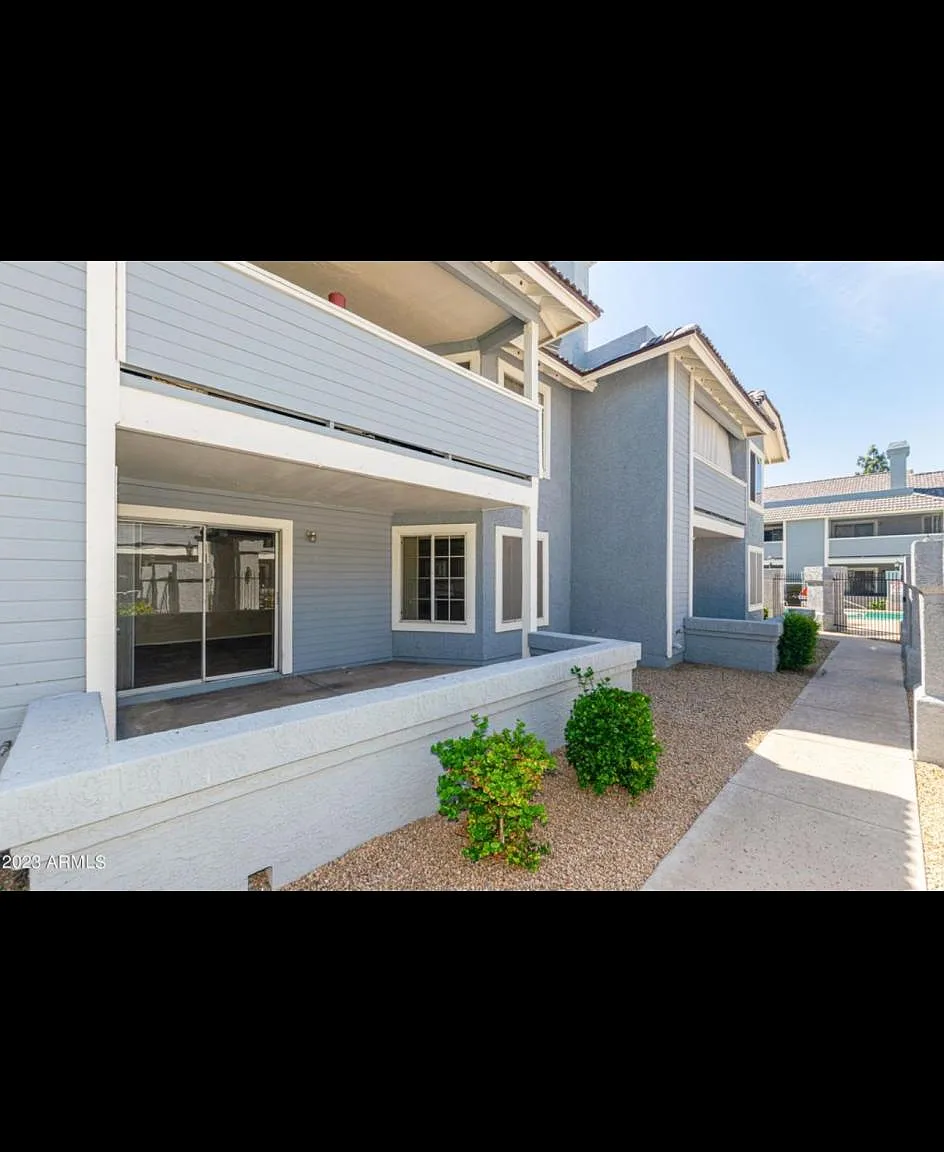 2910 W Marconi Ave — Photo 2