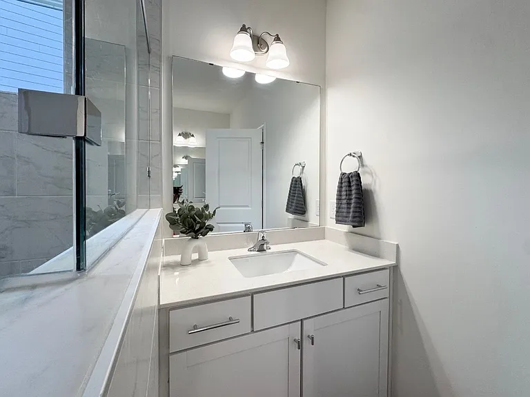 612 Columbus Cir — Photo 11