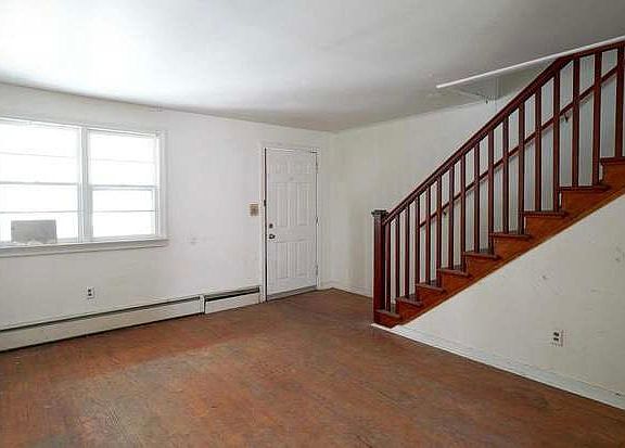 3rd image of 214 Calvert St