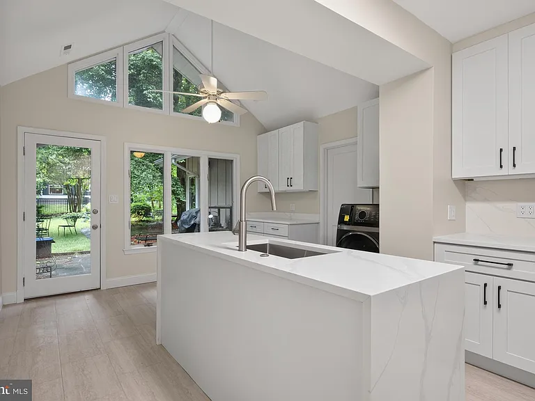 8023 Washington Ave — Photo 25