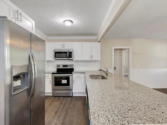 5th image of 2752 Gilmore St