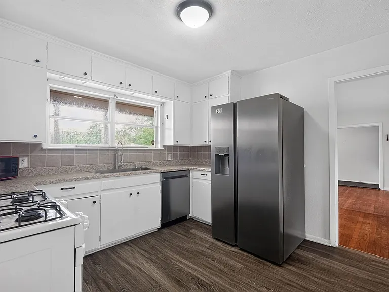 725 Mary Lake Dr — Photo 2
