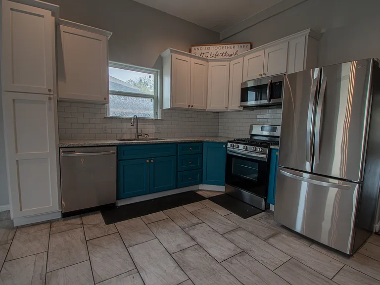 720 W 10th St — Photo 15