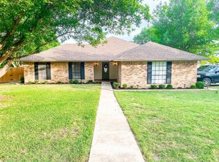 8800 Greenhaven Dr, Fort Worth, TX 76179