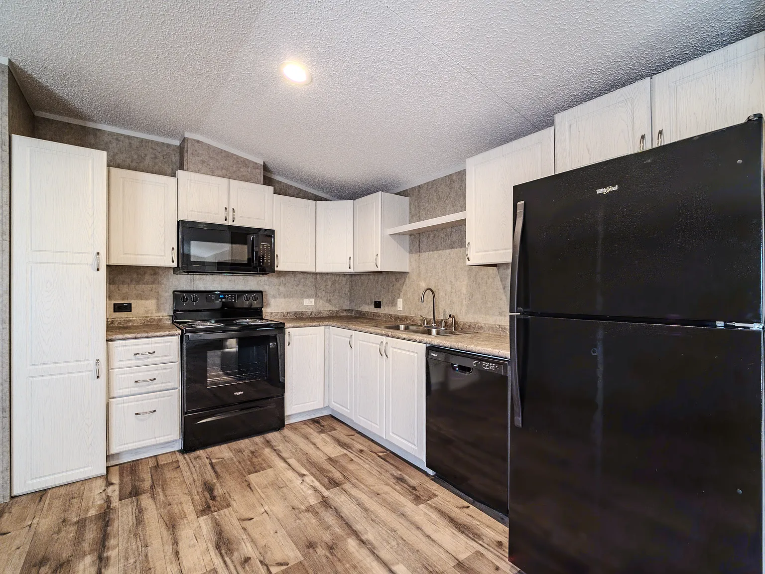 3 bed, 950 sqft, $1,324 — Photo 4