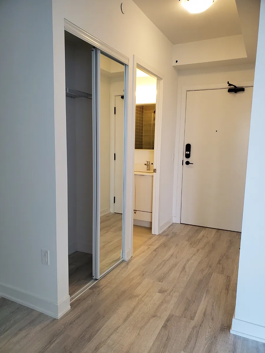 Building Photo - 4655 Metcalfe Ave #609