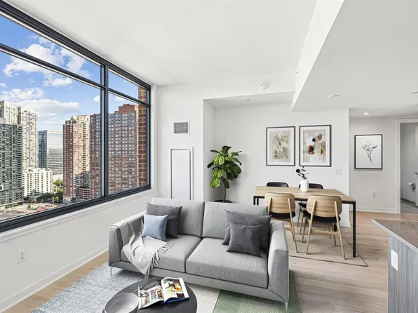 151 Bay Street image 1 of 12